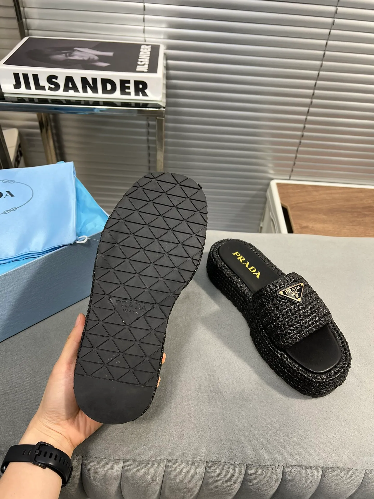 👟👟Ex-factory price 420👟👟 Prada’s new woven shoes and straw slippers! This year's popular straw series, lazy people's must-have slippers, look so good on your feet! ●Material: original uniform grass weave ●Inner padding: sheepskin lining ●Outsole: rubber outsole ●Number of yards: 35～40 (40 41 customized)